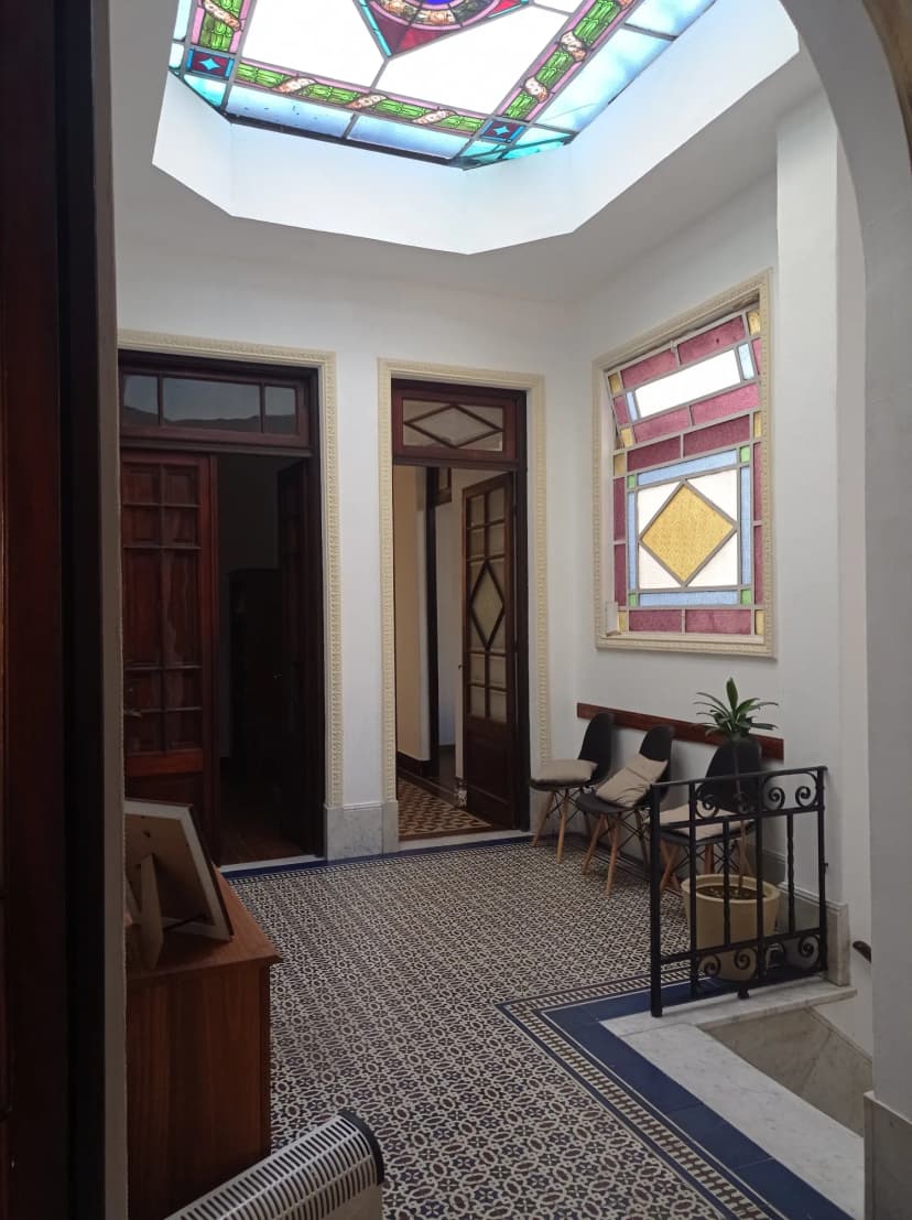 Sala de espera PISAMA con música ambiental