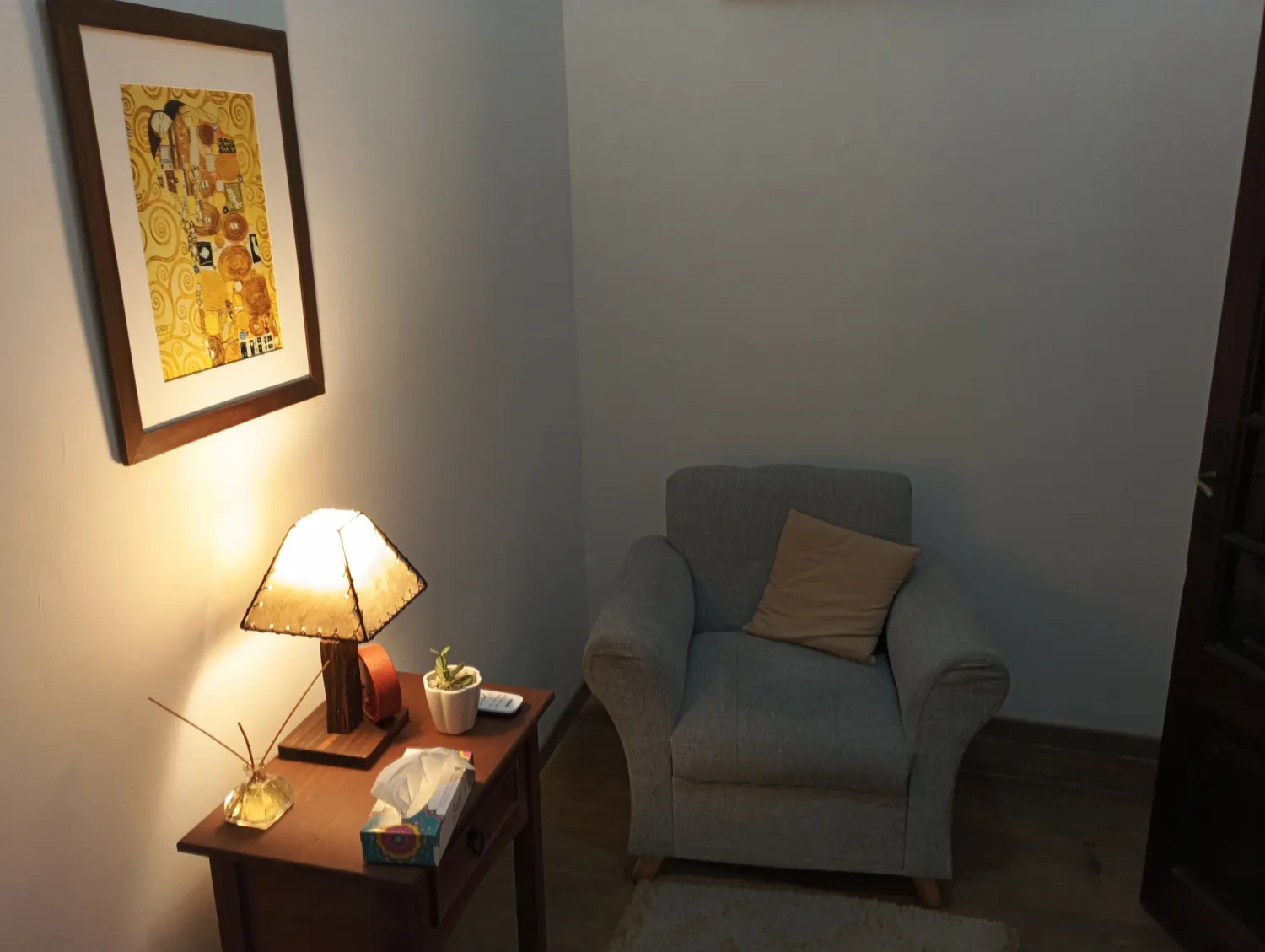 Consultorio luminoso y acogedor en Montevideo, ideal para alquiler por hora destinado a terapeutas alternativos.