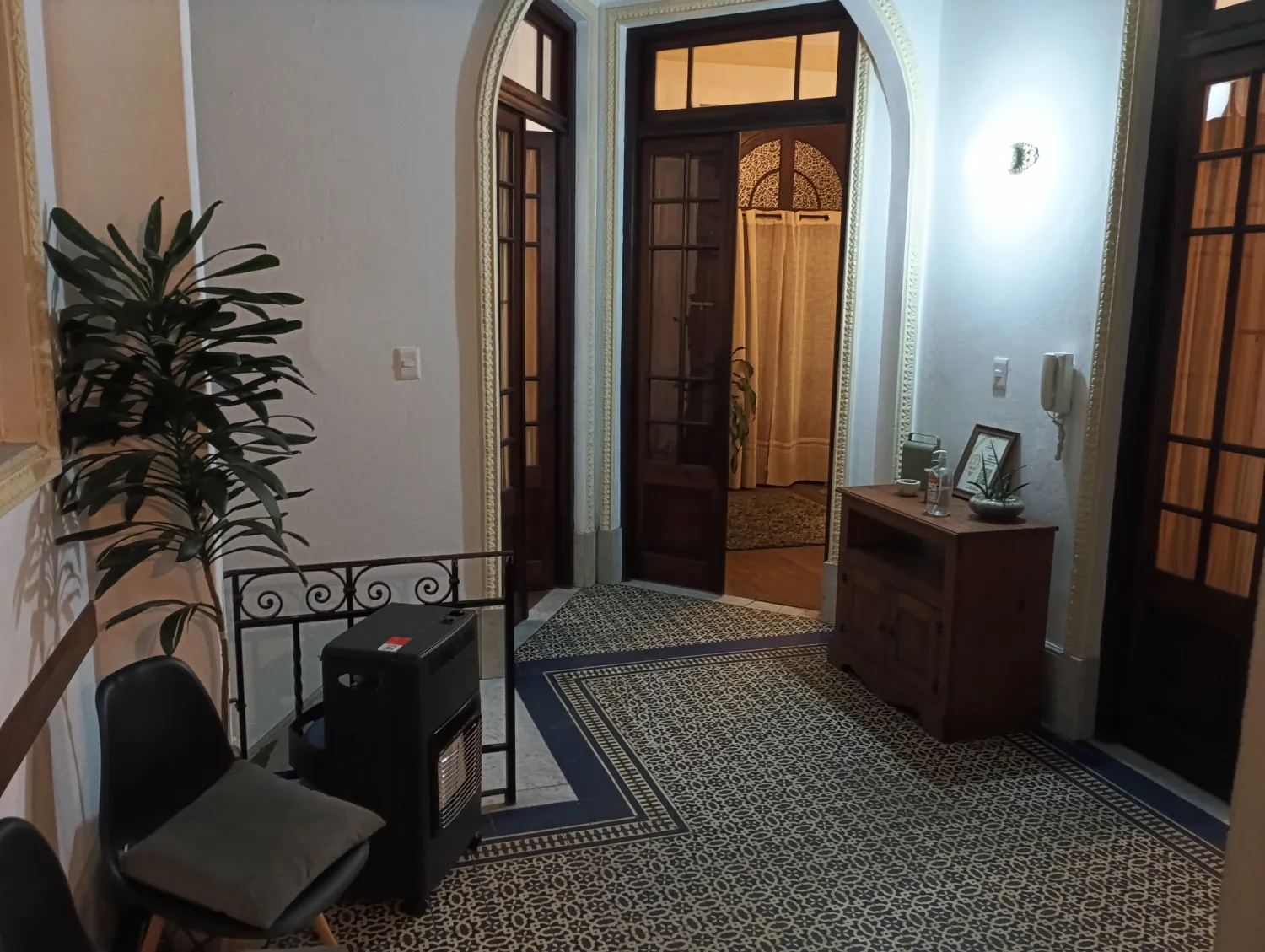 Sala de espera cómoda para terapeutas, un espacio para recargar energías.